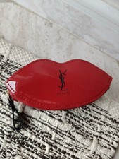 Pouch x makeup a forma labbra in vernice rossa Yves Saint Laurent Beauté