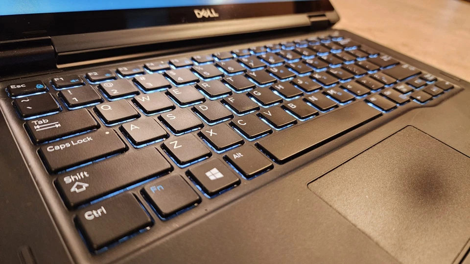 2-in-1 Dell Latitude 7390 13.3" FHD i7-8650U 1TB SSD 16GB RAM HDMI Win11 Laptop - Image 3 of 4