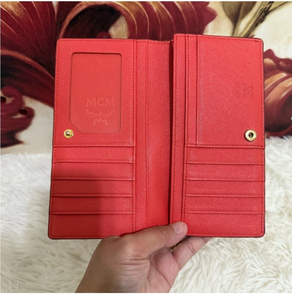 CARTERA MCM ROJA USADA Foto 3 de 4