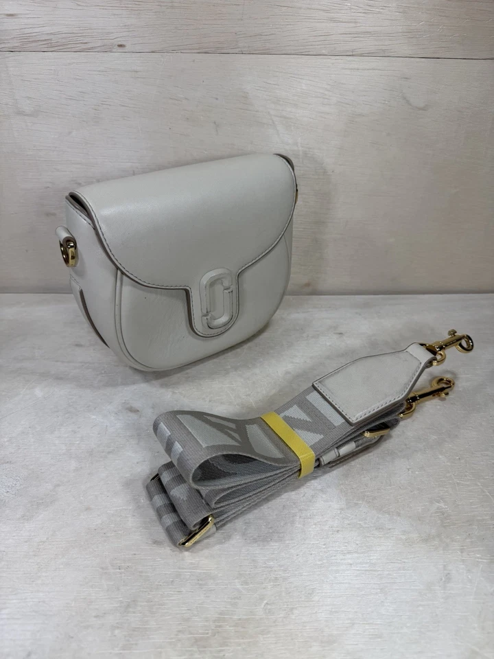 BOLSO DE SILLÍN Marc Jacobs THE COVER J MARC en Blanco Nube Beige Correa con Letras Foto 3 de 4