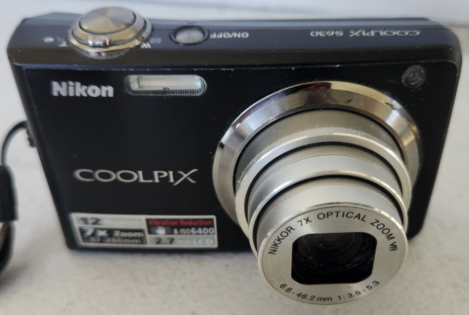 Nikon COOLPIX S630 12.0 MP Digital Camera W/16gb ** W/ Original