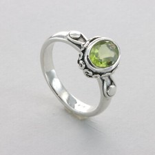Green Oval PERIDOT Ring - Multiple Sizes - 925 STERLING SILVER 13e
