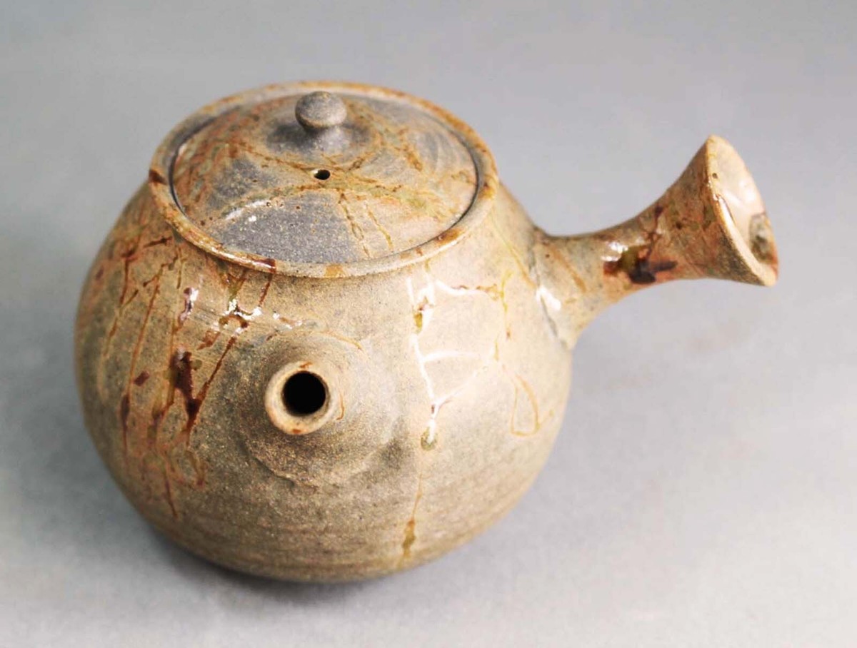 茶碗　作者不明　銘：如意　花押落款　箱合。 真葛焼 治平香斎作 絵志野 茶碗 一茶翁花押 二代 真葛香斎識箱 V