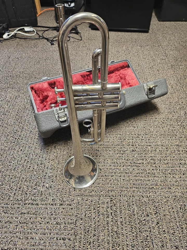 Yamaha YTR-136 Trumpet Silver with Case Bb Key Wind Instrument - Image 3 of 3