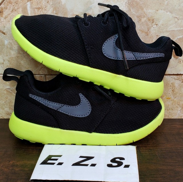 roshe run black and yellow