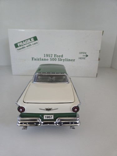Danbury Mint 1957 Ford Fairlane 500 Skyliner Hardtop Convertible - Green \ White - Picture 4 of 9