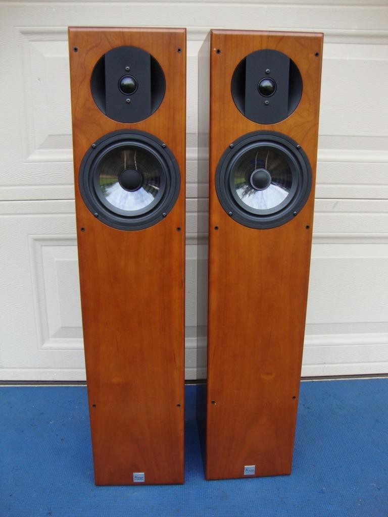 Vienna Acoustics Bach Grand VJ-1BG（左） Vienna Acoustics Bach Grand Floorstanding Speakers; Rosewood