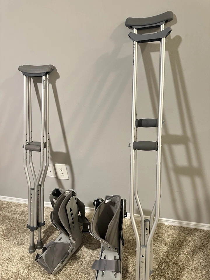 Paquete de muletas médicas y botas CAM Foto 2 de 3