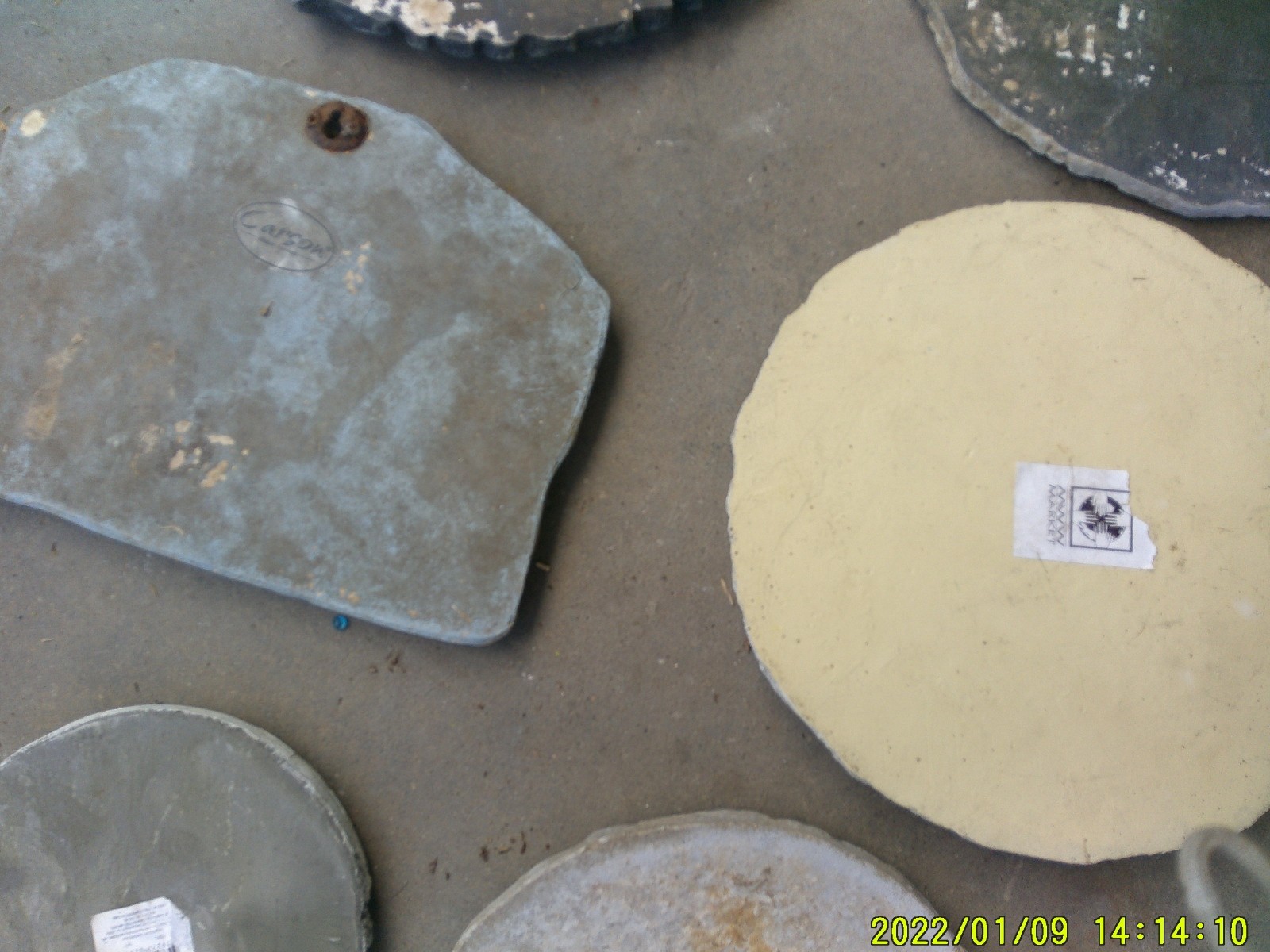 ASSORTMENT OF USED RESIN STEPPING STONES VERSES PLUS STONE SEASONAL