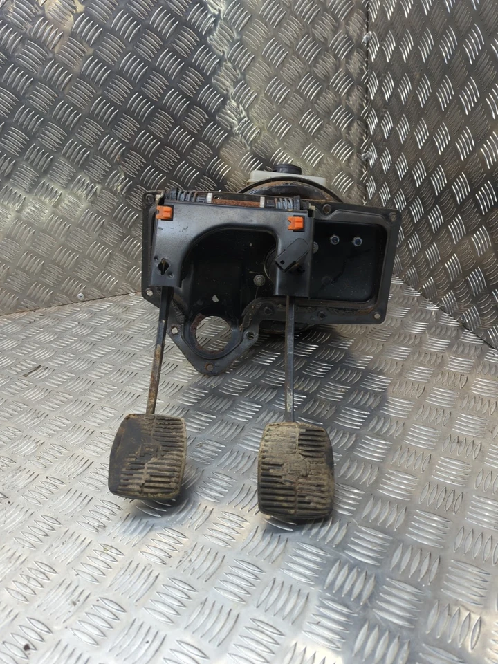 LAND ROVER DISCOVERY 2 TD5 MANUAL PEDAL BOX WITH BRAKE SERVO SJB102121 (S1) - Image 2 of 4