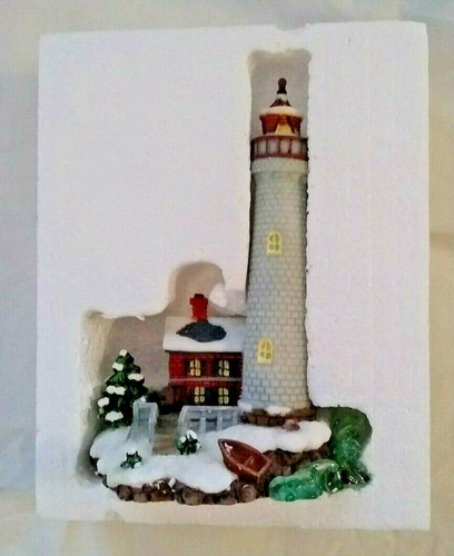 Faro clásico Treasures Navidad invierno pueblo nuevo en caja - Imagen 3 de 9