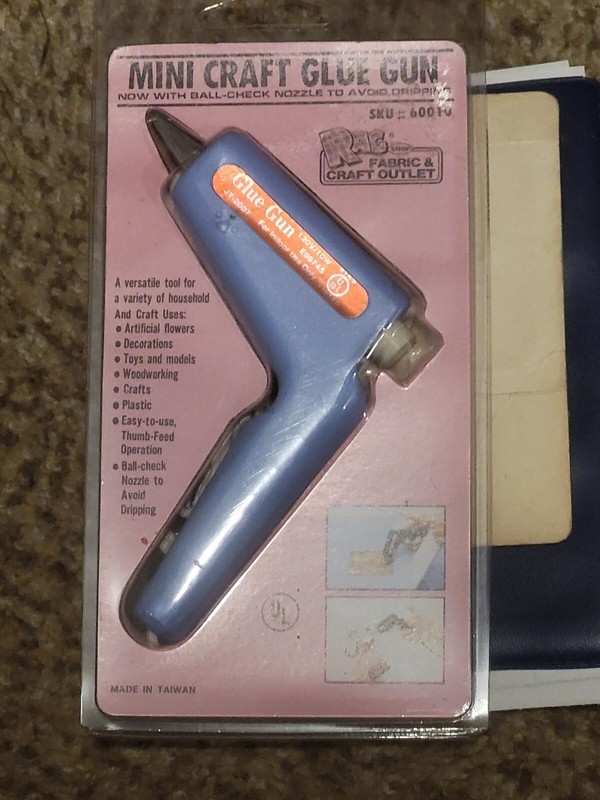 MINI CRAFT GLUE GUN THUMB FEED OPERATION 120V/10W NEW IN PLASTIC WRAP SFH