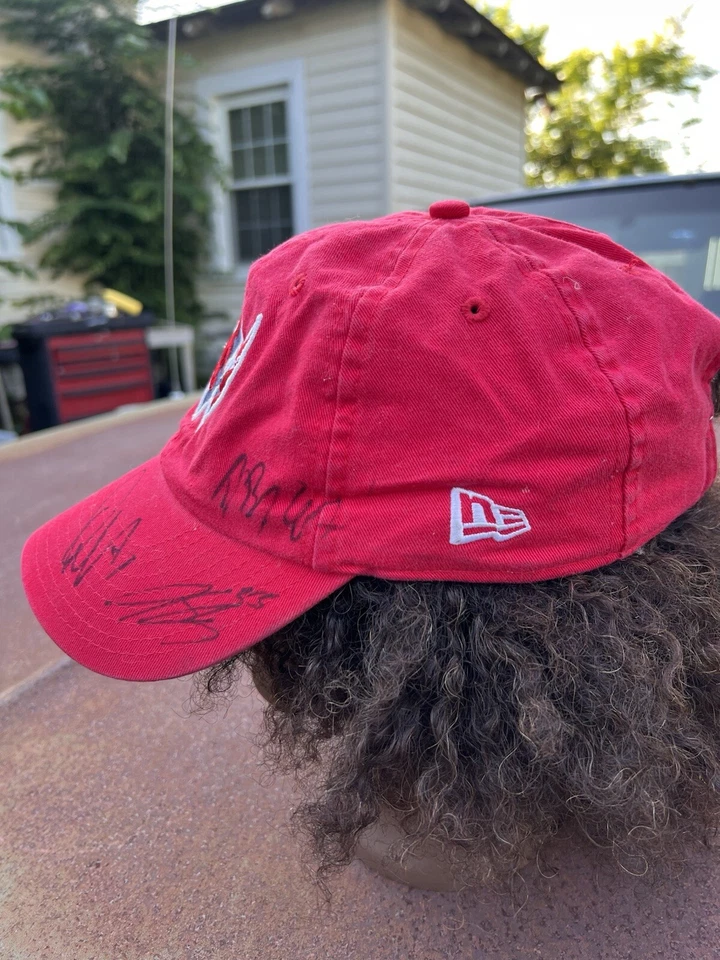 Sombrero rojo y blanco Washington Capitals New Era con firmas de jugadores Foto 2 de 4