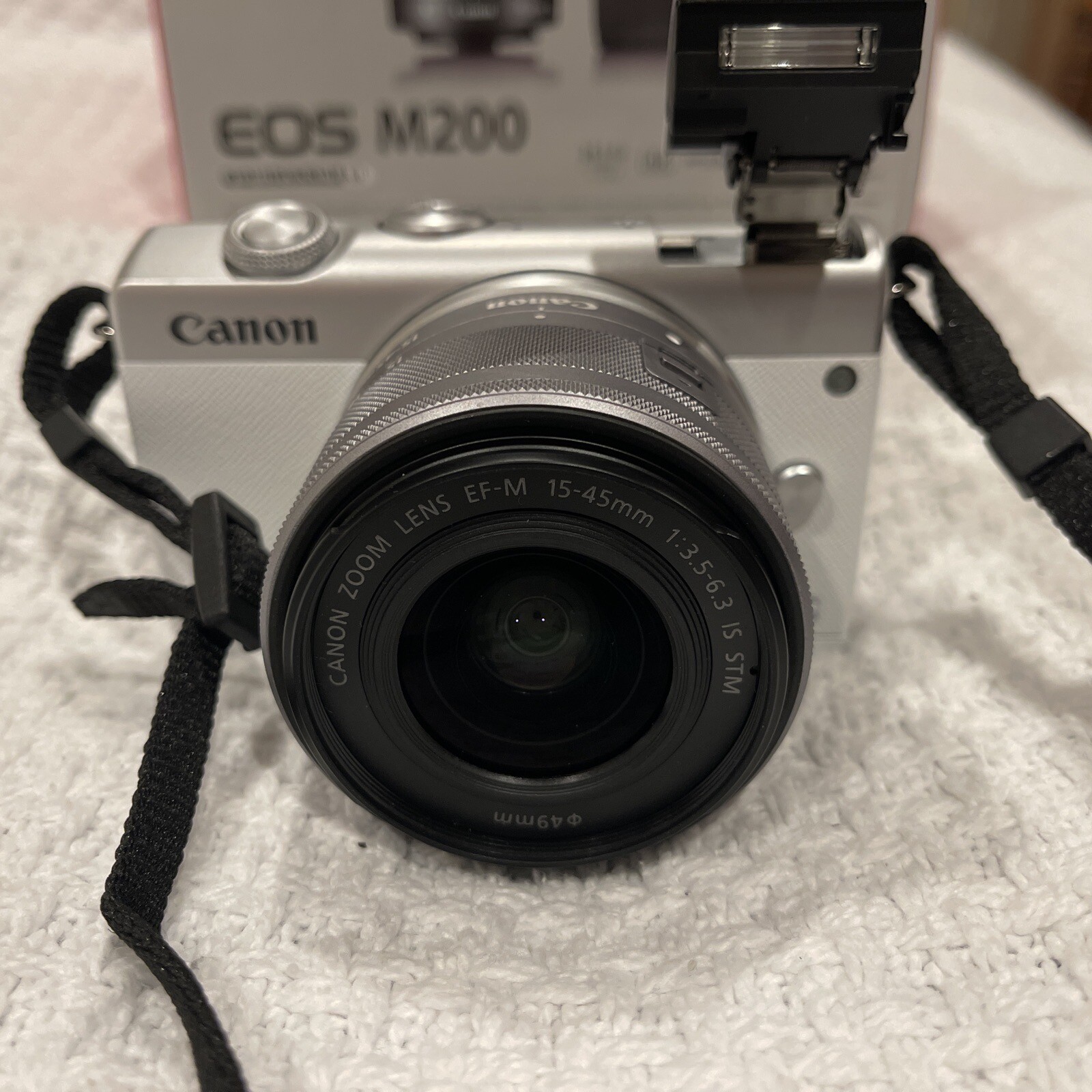 Canon EOS M200 24.1 MP Mirrorless Interchangeable Lens Camera White