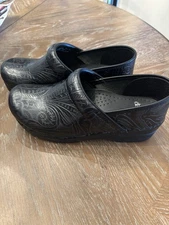 Dansko Professional Tooled Embossed Womens Clogs Black Leather Nursing Sz 39 8.5