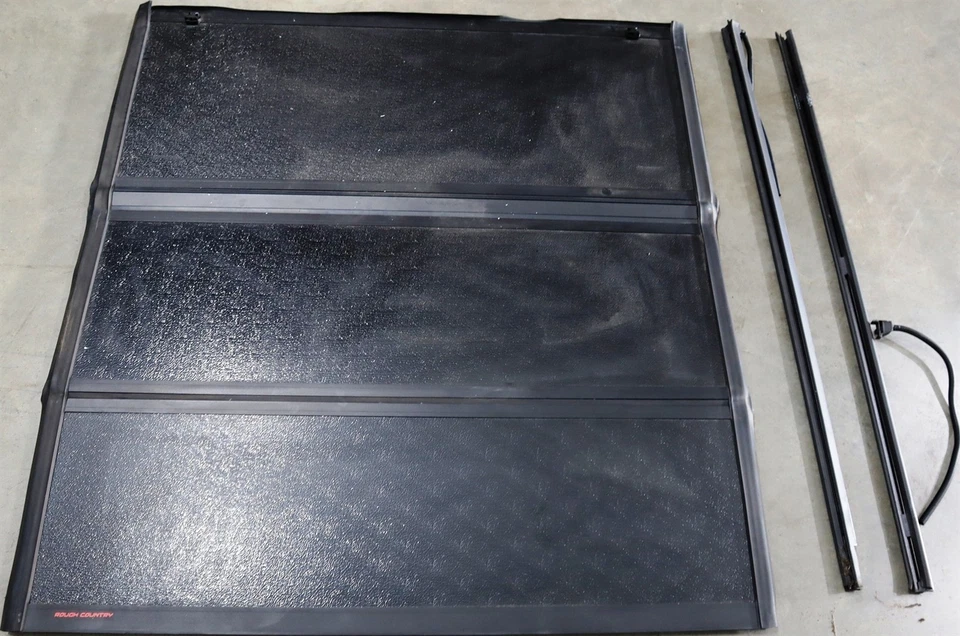 Cubierta de cama plegable 19-25 Ram 1500 5'7" 47320550 cubierta rígida triple plegable Foto 2 de 4