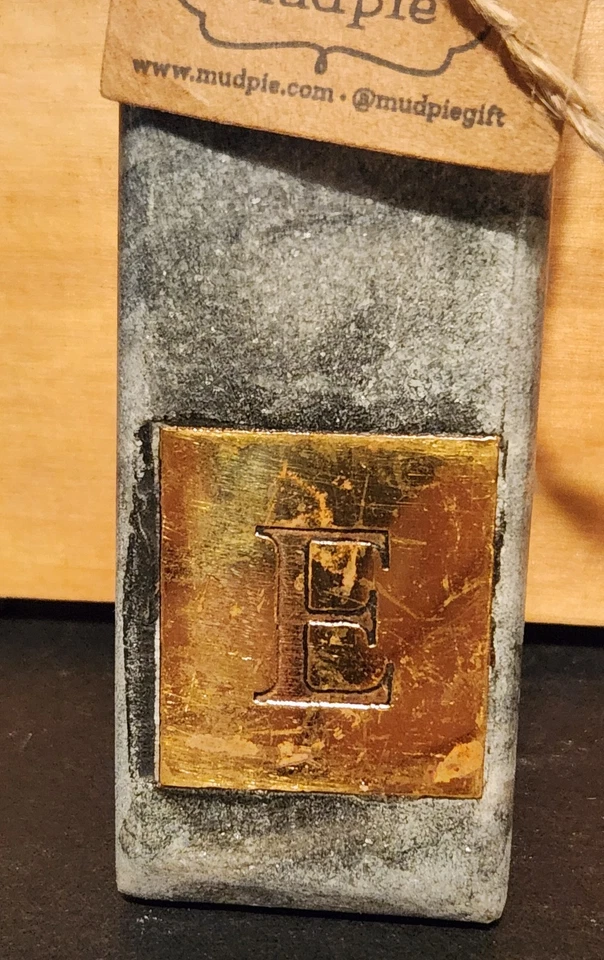 Juego de 2 abrebotellas de mármol y latón Mud Pie letra E y letra R Foto 4 de 4