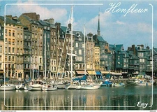 14 - Honfleur - Le Vieux Bassin et et les façades typique du quai Sainte Catheri