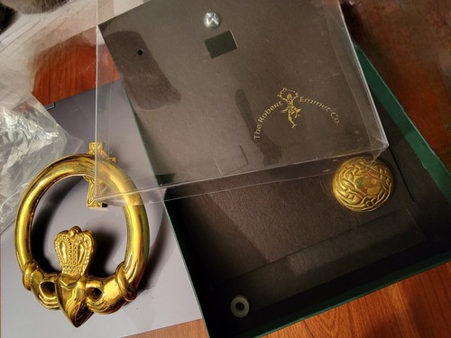 NEW BRASS ROBERT EMMET CLADDAGH IRISH DOOR KNOCKER ORIGINAL BOX EXCELLENT CELTIC - Picture 4 of 4