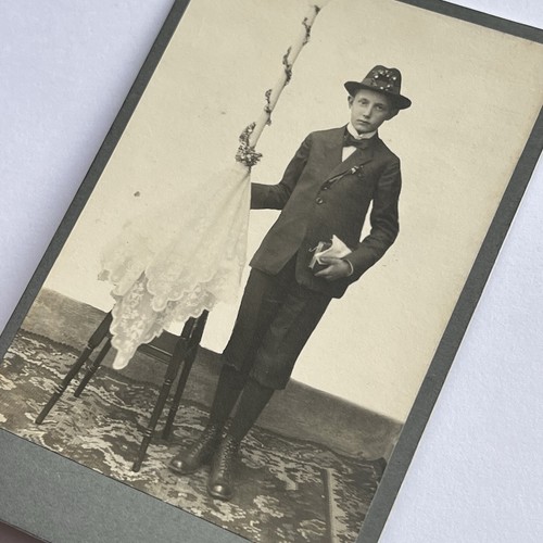 Antiguo Gabinete Tarjeta Fotografía Encantador Niño Confirmación Biblia Sombrero Vela - Imagen 5 de 8