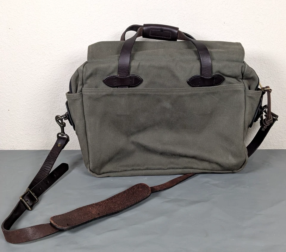 Filson Bolso Mensajero / Maletín para Laptop Resistente Sarga y Cuero - Verde Nutria Foto 2 de 4