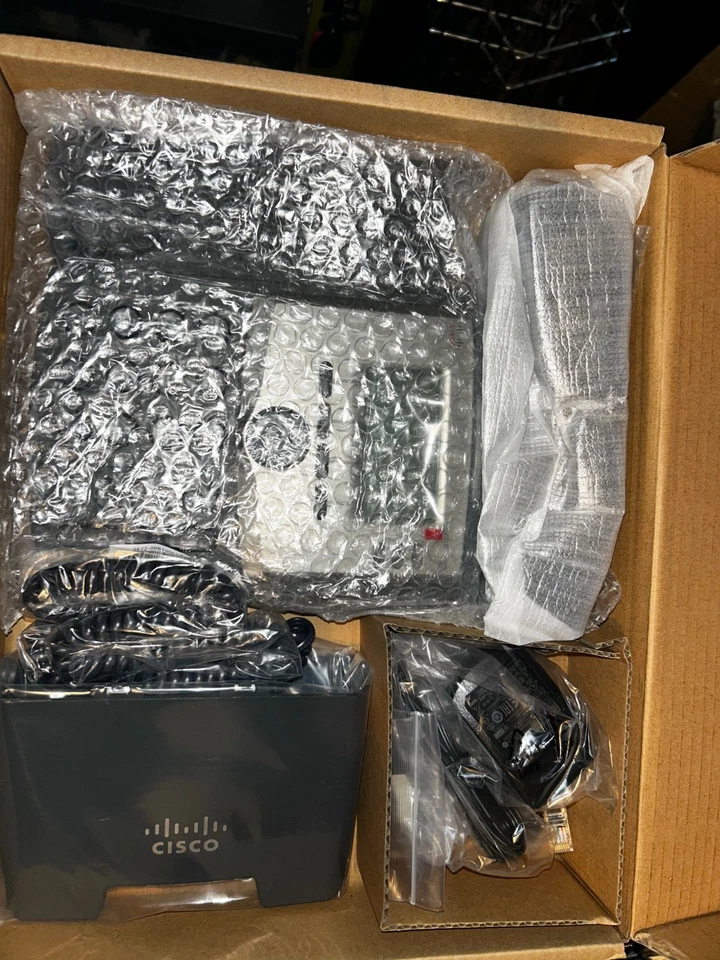 Cisco SPA 303 3-Line IP Phone VOIP PoE Internet PBX Display and PC Port with PSU - Image 4 of 4