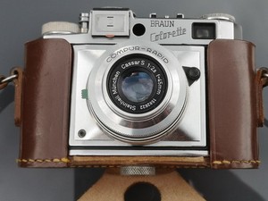 Cámara fotográfica marrón Colorette Super 1B Steinheil en bolsa de cuero.