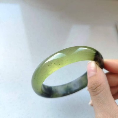 Natürlicher Jadeit Jade Armreif 56 mm grün schwarz Farbverlauf transluzent Moos Jade Brac