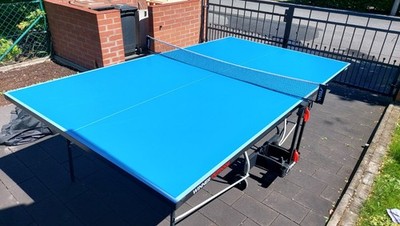 Tischtennisplatte Klappbar Outdoor Sport mit Netz. Kaum Benutzt Top Zustand .