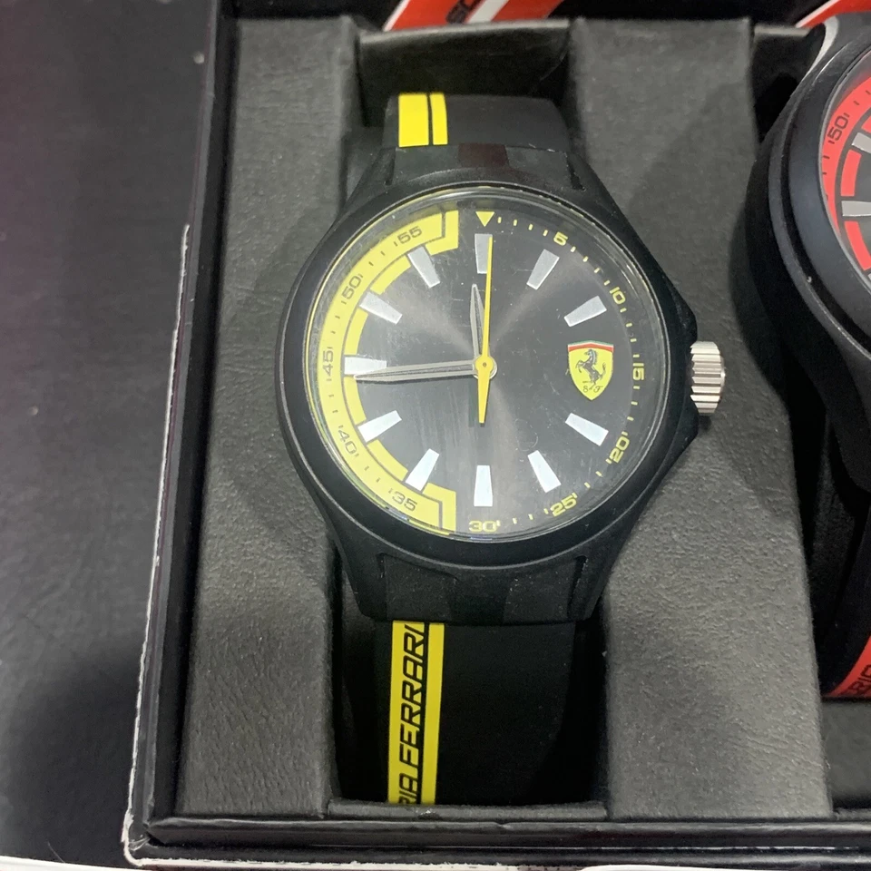 NUEVO JUEGO DE RELOJES SCUDERIA Ferrari para hombre y mujer correa de goma negra Foto 2 de 4