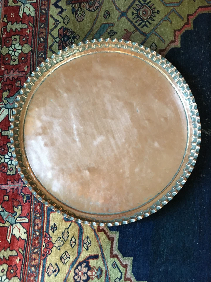 Mesa bandeja cobre vintage de Oriente Medio sobre soporte plegable de madera Foto 4 de 4