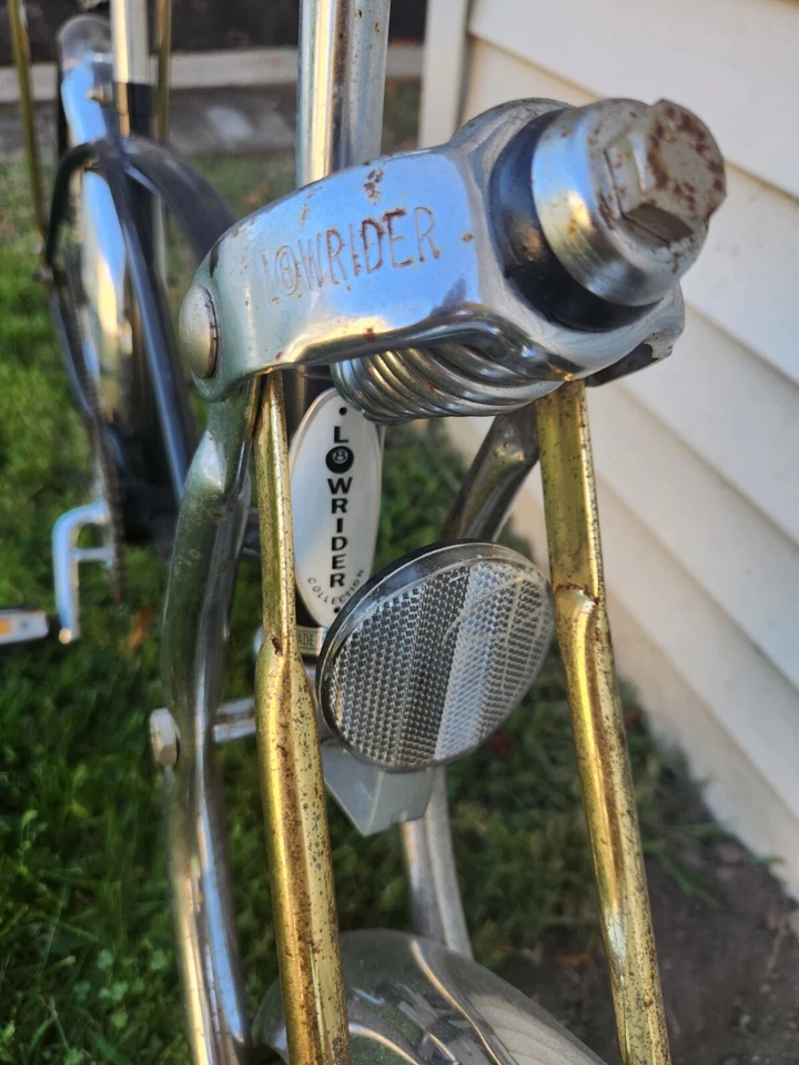 Bicicleta clásica Lowrider negra con asiento banana Foto 3 de 4