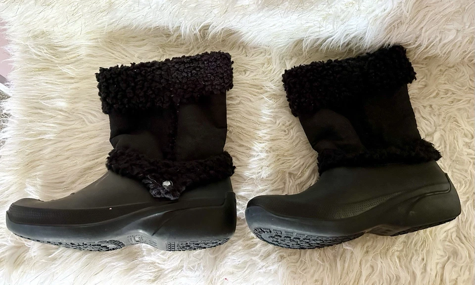Crocs Women's Nadia Pull On Boot Size 12 Black Rubber Faux Fur Fleece - Image 2 of 4