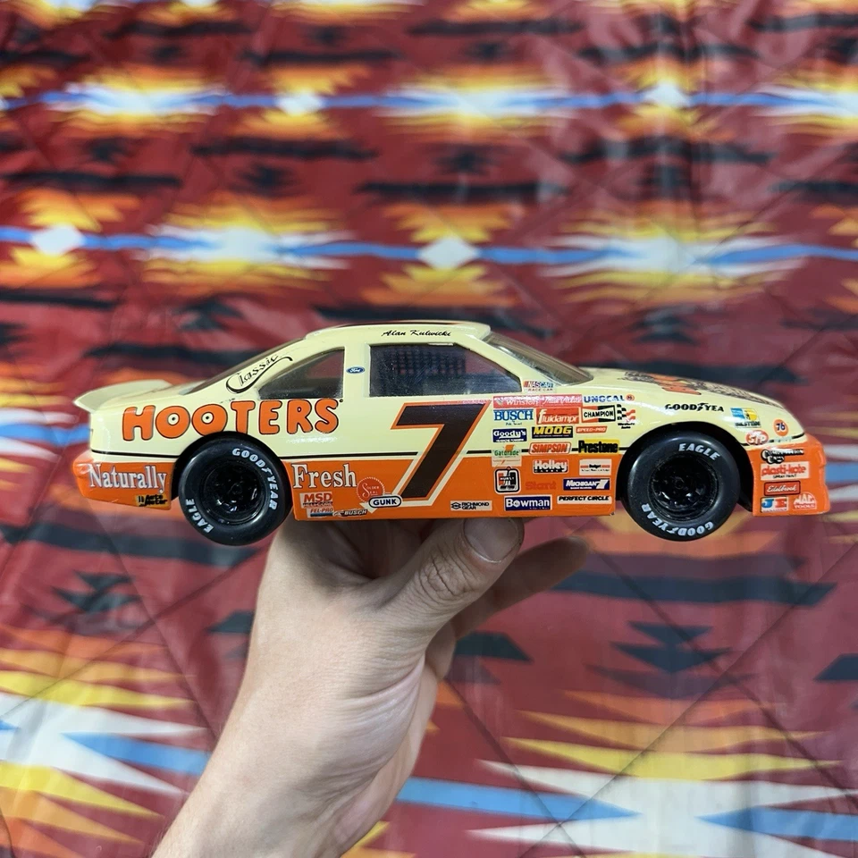 #7 Alan Kulwicki Racing Champions 1992 Hooters Thunderbird Diecast 1:24 - Image 3 of 4