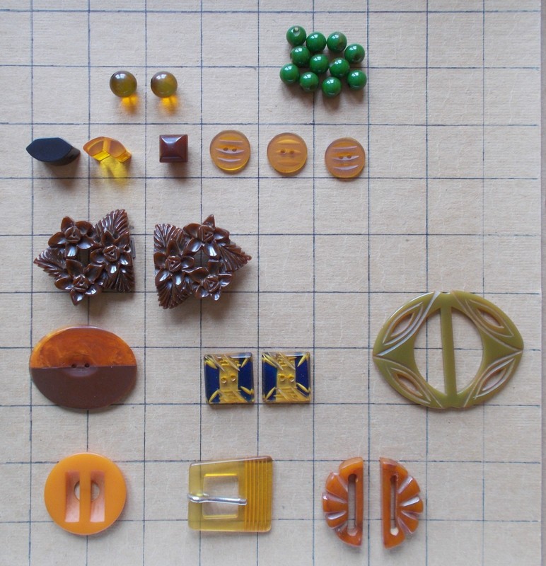 Vintage lot of bakelite buttons & buckles