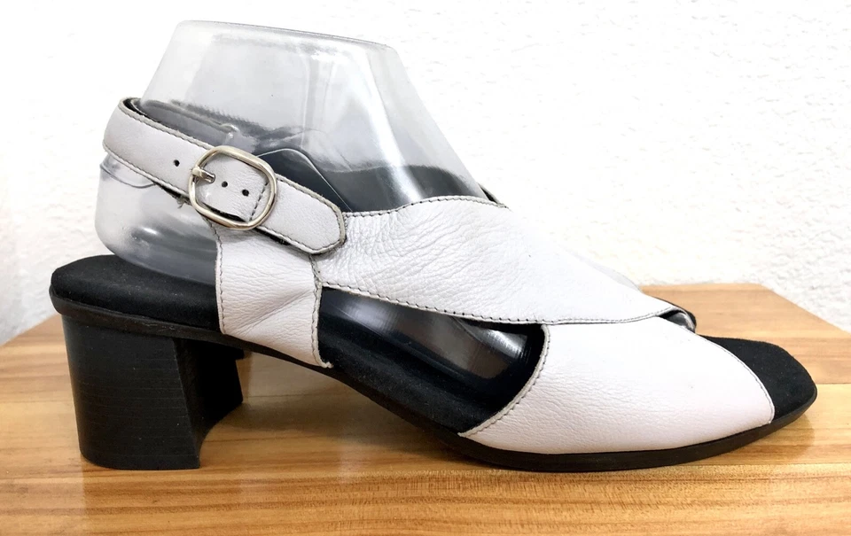 Sandalias de tacón Munro Laine de cuero blanco con banda cruzada con tira trasera zapatos para mujer 9,5 W Foto 2 de 4