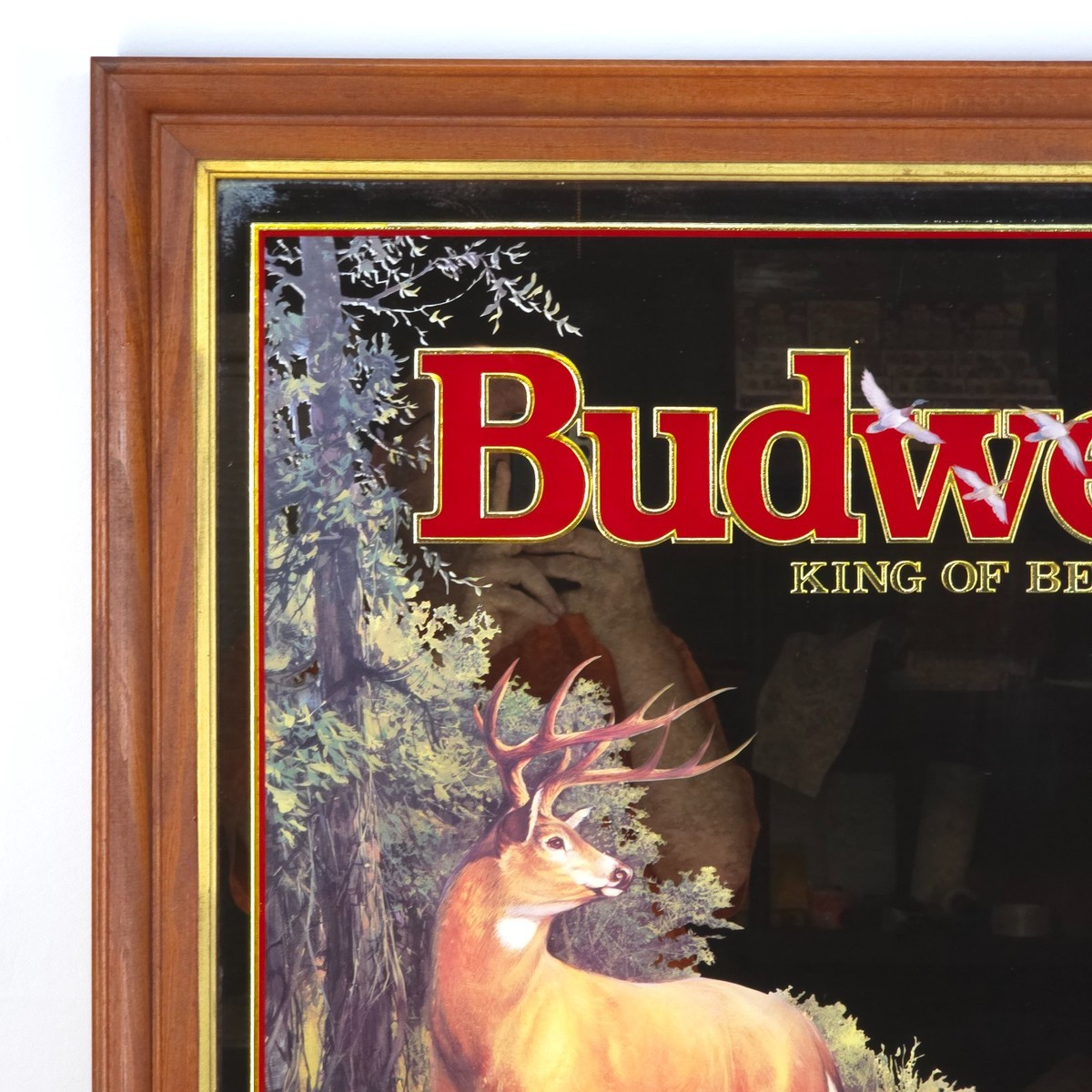 Budweiserのクラシックラガーを描いた木製フレーム付きガラス製壁掛け鏡 1993 Budweiser Reverse Painted Beer Mirror 34×30 Wood Frame VTG