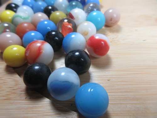 vintage antique lot 50 solid and swirl glass marbles in Anchor Hocking small jar - Picture 9 of 12