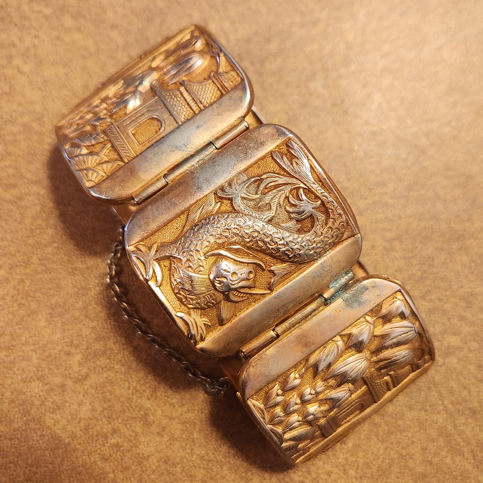 Très joli Bracelet Oriental,métal doré,Gar.Sans Nickel, avec strass