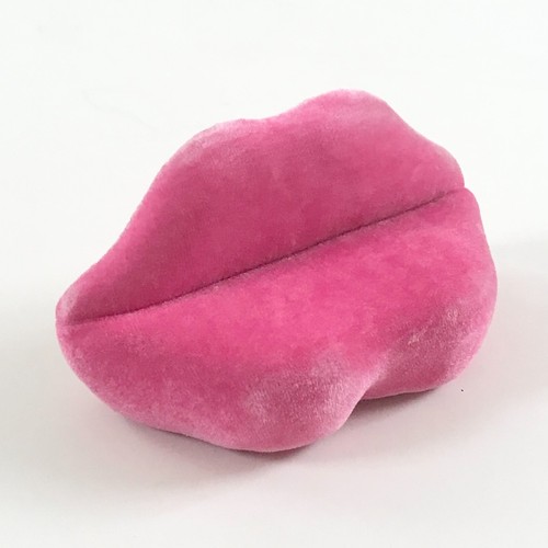 Pink Velvet Lips Chair Doll Furniture Jewelry Display - Picture 2 of 3