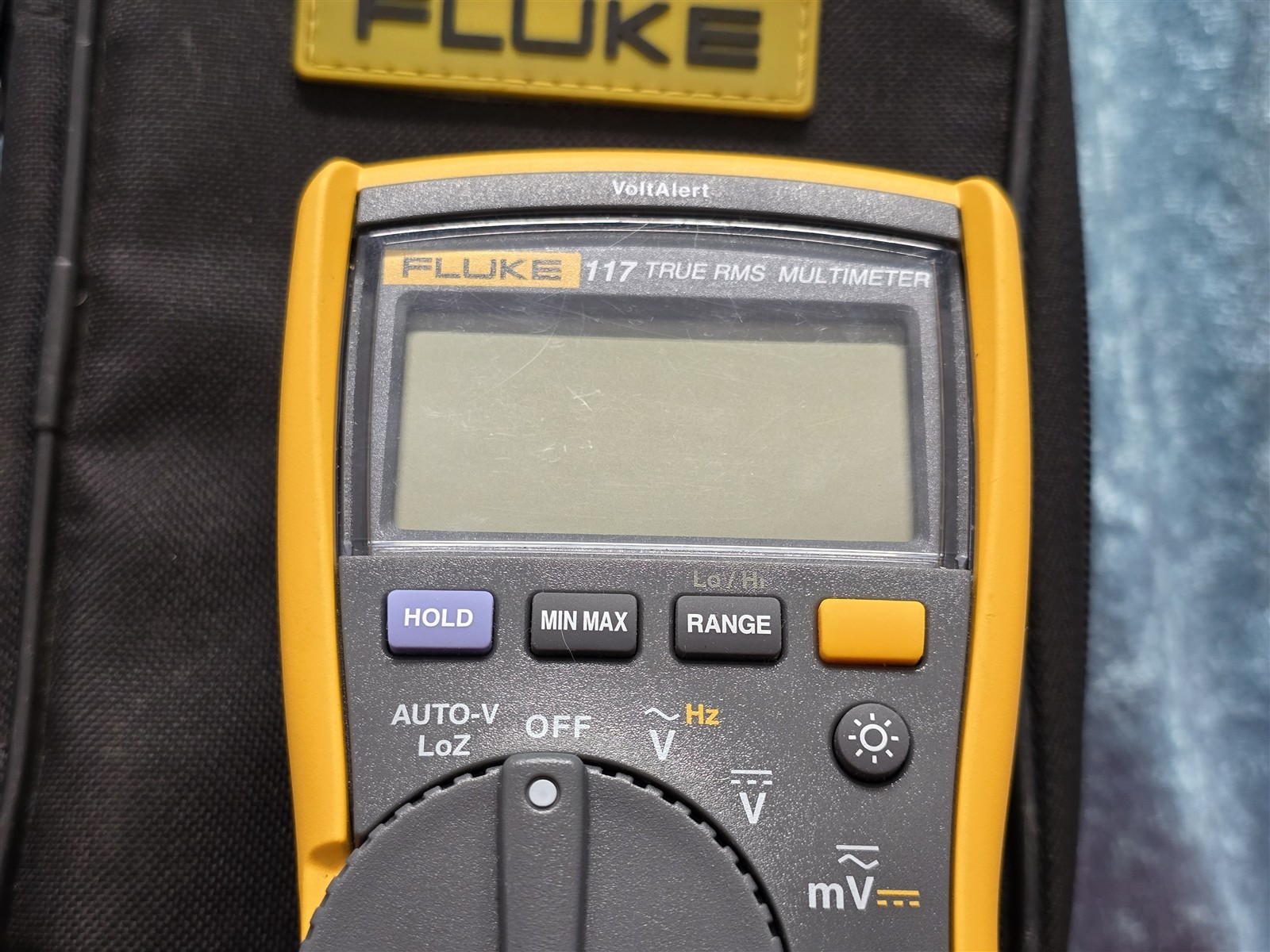FLUKE 117 TRUE RMS MULTIMETER W/ CASE AND LEADS 
