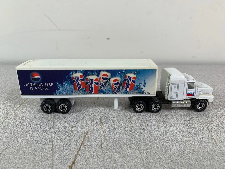 Винтажный спичечный коробок Pepsi Cola 1990 Mack CH600 полугрузовик и 1981 прицеп 1:97 - Изображение 2 из 4