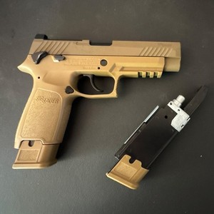 SIG SAUER P320 M17 CO2 Air Pistol .177 pellet Semi-Auto , extra mag included