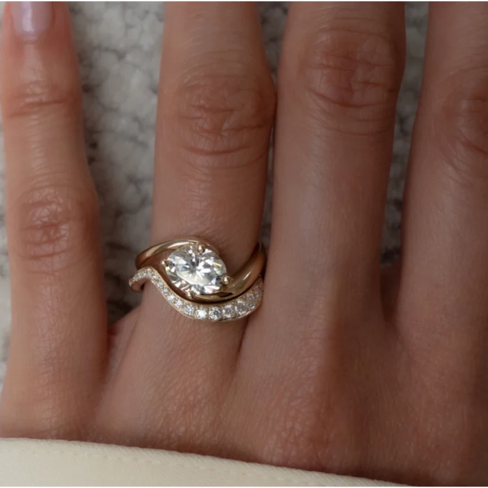 Juego de anillos de compromiso de diamantes ovalados de 1,40 quilates IGI GIA HRD creado en laboratorio oro amarillo de 14 K Foto 2 de 4