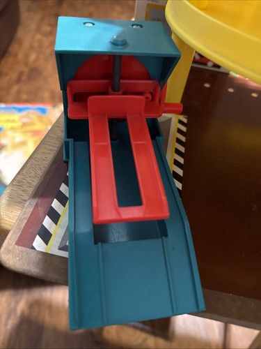 VtG 1970 Fisher Price Play Family Little People Action Garage #930 Cars & People - Picture 4 of 23