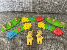 Teletubbies Home Hill Playset Accessories Flowers & Bunnies Laa-Laa Figures x2