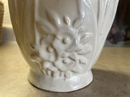 Vintage 1930's McCoy Matte White 8" Urn Vase Double Handle Flowers & Leaves - Picture 5 of 15