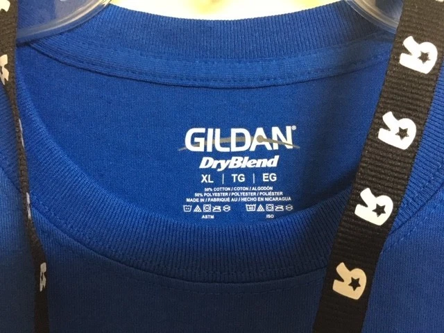 Camiseta Toys R Us Uniforme de Empleado Azul XL C'MON, LET'S PLAY + Tarjeta de Tiempo Lanyard Foto 2 de 4