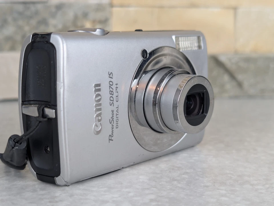 Canon PowerShot Digital ELPH SD870 IS 8.0MP Digital Camera black dot on screen 1 - Image 2 of 4