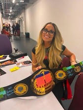 Trish Stratus Wrestling Cards, Autograph and Memorabilia Guide 20